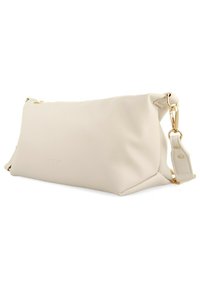 Bolso de imitación de cuero beige con forma rectangular, acentos en hardware dorado y una correa desmontable. Presenta el logo grabado en la parte frontal.