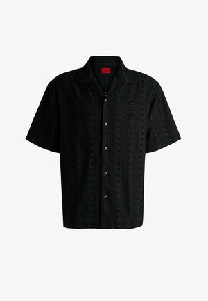 Sort T-shirt med korte ærmer og spidse kraver, prydet med et tekstureret mønster af blomster og lodrette striber, komplet med knaplukninger.