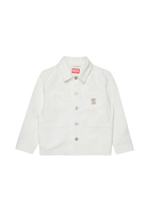 Veste blanche avec fermeture à boutons, deux poches avant basses, une poche poitrine avec un petit écusson, et une étiquette rouge Diesel à l'intérieur du col.