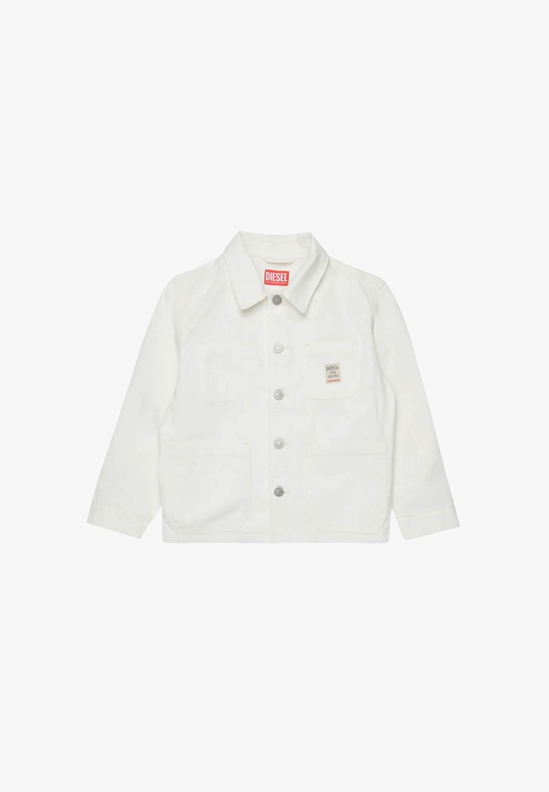 Veste blanche avec fermeture à boutons, deux poches avant basses, une poche poitrine avec un petit écusson, et une étiquette rouge Diesel à l'intérieur du col.