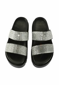 Crne papuče sa širokim trakama ukrašenim srebrnim rhinestones. Glatke teksturirane trakice preko podloženog uloška s crnim đonom.