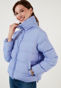 Šviesiai violetinė pūkinė striukė su aukštu apykakle, užtrauktuku, elastinėmis rankovėmis ir šoninėmis kišenėmis. Tekstūruotas, izoliuojantis audinys su siuvinėta raštu.