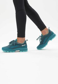 Türkise Outdoorschuhe mit strukturiertem Material, gepolsterten Sohlen und einem robusten Grip-Muster. Mit blauen Akzenten und dem "Millet"-Logo.