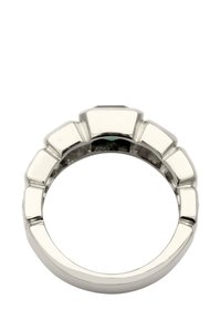 Silberner Ring mit einem glatten, polierten Band und einem gewellten Design an der oberen Kante, das eine gleichmäßige Textur und abgerundete Akzente aufweist.