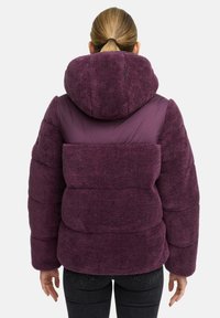 Paars oversized pufferjack met een bonttextuur, voorzien van een capuchon en een gladden stoffen paneel op de bovenrug en mouwen.