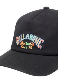 Čierna baseballová šiltovka s farebným vyšívaným názvom značky "BILLABONG" a textom "Australia Since 73" v rôznych tučných písmach. Štruktúrovaný dizajn korunky.