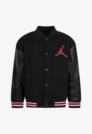 Veste de varsity noire avec un corps en laine, des manches en cuir, des poignets côtelés en rouge et blanc, et un logo Jumpman rouge brodé sur la poitrine.