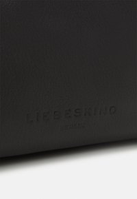 Borsa nera in pelle con superficie testurizzata e marchio in rilievo "LIEBESKIND BERLIN". Design compatto, elegante e minimale.