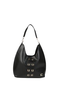 Černá kožená hobo taška s hladkým povrchem, která má zakřivený design a zlaté čtvercové ozdoby. Popruh je nastavitelný.