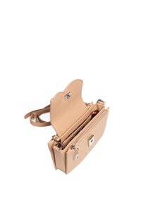 Beige Leder Umhängetasche mit einer gewellten Klappe, strukturiertem Design, silbernem Beschlägen, Reißverschlussfächern und gemustertem Innenfutter.