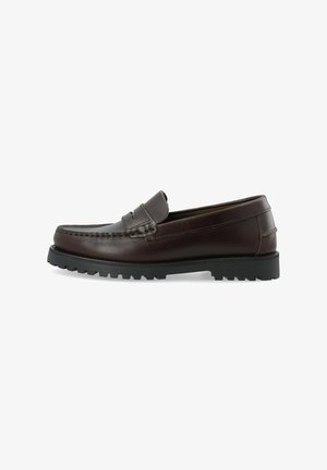 Mocassin en cuir marron foncé avec des détails cousus, une bride à monnaie et une semelle extérieure épaisse en caoutchouc noir à crampons, vu du côté extérieur.