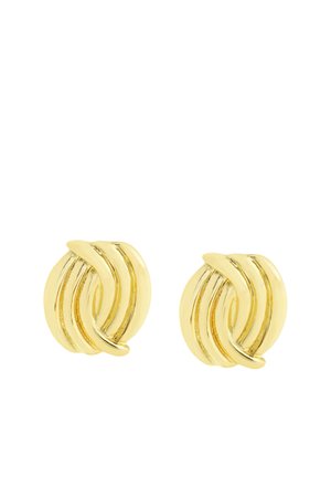 Une paire de boucles d'oreilles rondes en or avec un design tordu et rayé, et une finition lisse et polie sur un fond blanc.