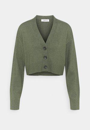Groen geribd gebreid cropped vest met lange mouwen en drie donkere knopen aan de voorkant, met een V-hals.