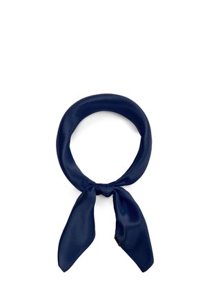 Marineblauer Seidenschal, locker zu einem Knoten gebunden, mit zwei herabhängenden Enden auf weißem Hintergrund.