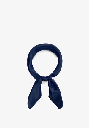 Marineblauer Seidenschal, locker zu einem Knoten gebunden, mit zwei herabhängenden Enden auf weißem Hintergrund.