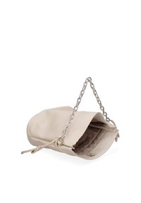 Borsa a tracolla in pelle beige con una catena, forma arrotondata, tasca con zip visibile all'interno e texture morbida. Apertura frontale.