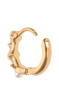 Guld ringørering med tre små hvide perler, tekstureret overflade og unikt asymmetrisk design. Letvægts og åben ende stil.