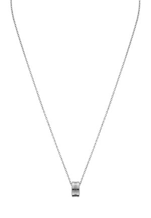 Collana in argento con un pendente cilindrico decorato con linee orizzontali incise. La catena è composta da piccole forme ovali collegate e ha una texture liscia.