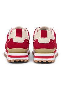 Czerwone zamszowe trampki z beżowymi akcentami, wyposażone w wyściełany kołnierz i język, teksturowaną, bieżnikowaną podeszwę oraz białe i czerwone paski.