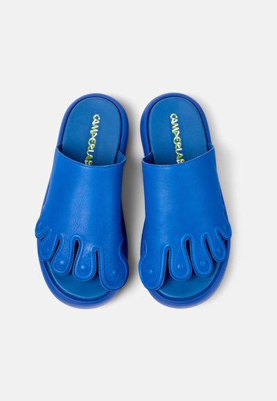 Infradito in gomma blu con un design a forma di piede, aperti sulla punta e con dettagli che assomigliano alle dita. Texture liscia con una soletta testurizzata.