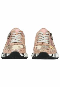 Sneaker rosa con motivo, in tessuto testurizzato, suola nera e bianca a contrasto, lacci bianchi e dettaglio con zip laterale.