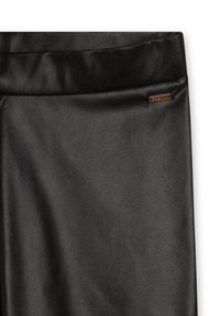 Leggings in ecopelle nera con una texture liscia e un leggero effetto lucido. Presentano una fascia in vita sottile e un piccolo accento con logo metallico.