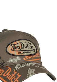 Gorra marrón con un parche cosido prominentemente que dice "Von Dutch CALIFORNIA." Incluye gráficos coloridos y motivos de alas en la visera.