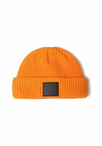 Berretto lavorato a maglia arancione con una texture a coste e un risvolto. Presenta una toppa rettangolare in pelle nera con testo in rilievo.