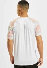 Just Rhyse POCOSOL RAGLAN  - T-shirts med print - white pink