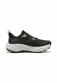 Zapatilla deportiva negra con una parte superior texturizada, suela acolchada blanca, detalles reflectantes y cordones con patrón. Presenta un logo en el lateral.