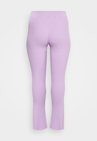 Leggings lilás com nervura e bainha larga, apresentando uma cintura alta. A textura é suave e elástica, projetada para conforto e ajuste.