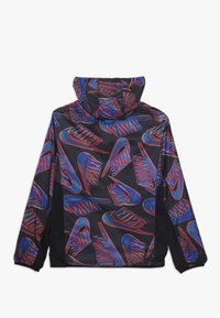 Lehká bunda s kapucí vyrobená z černé tkaniny, která se vyznačuje barevným abstraktním vzorem znaků a tvarů v modrých, červených a fialových tónech.