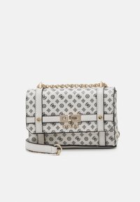 Borsa bianca con motivo logo nero, accessori in oro e tracolla a catena. Caratterizzata da una patta pieghevole e due opzioni di trasporto.