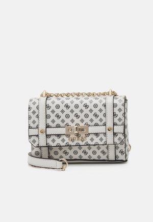 Sac à main blanc avec motif logo noir, quincaillerie dorée et une chaîne en bandoulière. Présente un rabat et deux options de port.