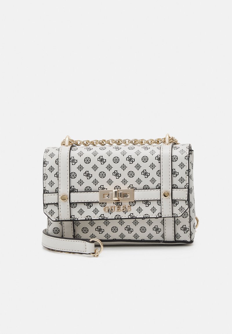 Sac à main blanc avec motif logo noir, quincaillerie dorée et une chaîne en bandoulière. Présente un rabat et deux options de port.