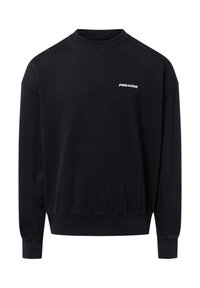 Svart tjocktröja i bomullsblandning, med rund halsringning, långa ärmar, ribbade ärmslut och en liten vit logotyp på bröstet.