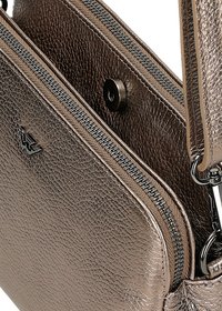 Borsa a tracolla in bronzo metallizzato con finitura in pelle testurizzata, dotata di un compartimento con zip e chiusura a bottone a pressione. Accentata con accessori in argento.