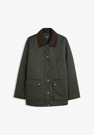 Dunkelgrüner Jacke mit braunem Cordkragen, Druckknöpfen auf der Vorderseite, zwei schrägen Brusttaschen und zwei großen Klapptaschen mit Druckknöpfen.
