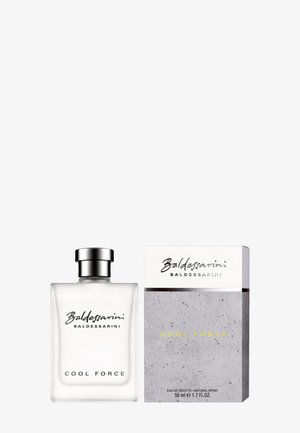 Klarer Glasflasche mit silberner Kappe, beschriftet mit "Baldessarini Cool Force", neben passender grauer, strukturierter Schachtel mit schwarzem und gelbem Text.