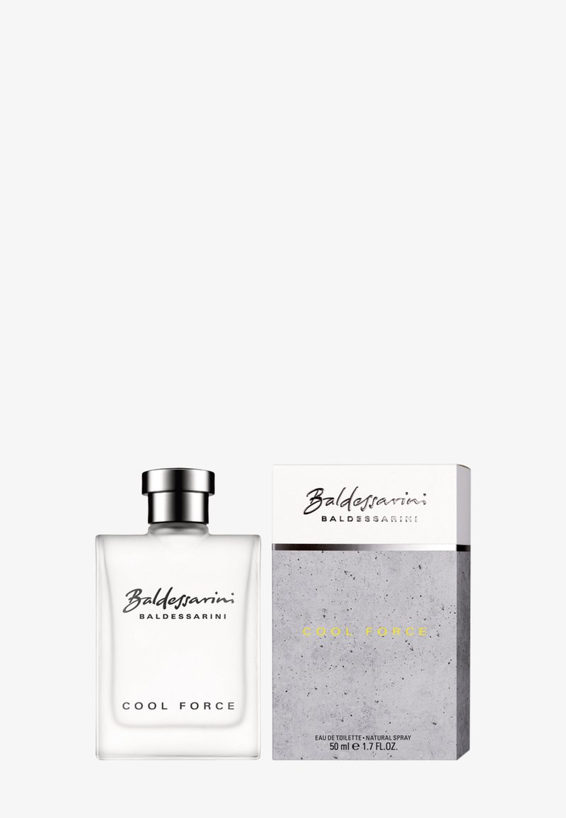 Bouteille en verre transparent avec un bouchon argenté étiquetée "Baldessarini Cool Force" à côté d'une boîte texturée grise assortie avec un texte noir et jaune.