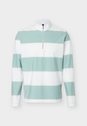 Trui met lange mouwen met lichtblauwe en witte horizontale strepen, voorzien van een korte rits en een opstaande kraag.
