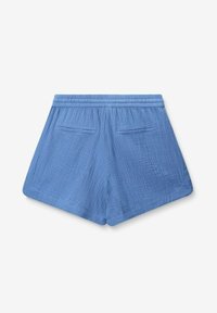 Shorts bleus texturés avec une taille élastique et deux poches au dos. Le tissu a une finition froissée, ajoutant un intérêt visuel.