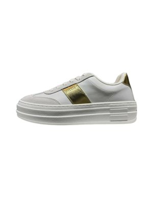 Sneaker platform bianca con suola spessa, striscia dorata sul lato, linguetta oro sul tallone e lacci bianchi.