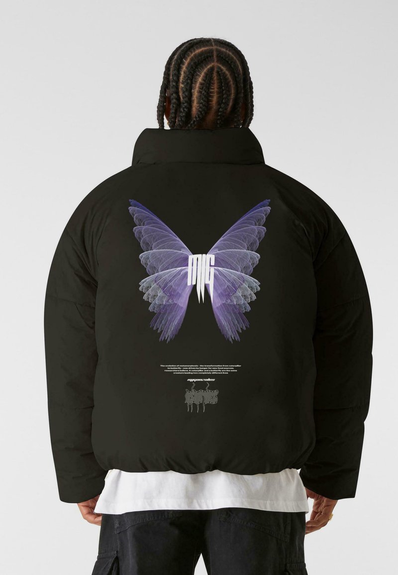 Doudoune noire ornée d'un grand graphique de papillon violet et bleu au dos, avec du texte stylisé blanc et des détails abstraits en dessous.