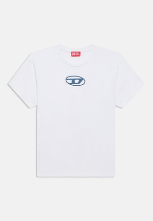 Weißes kurzärmeliges Rundhals-T-Shirt mit kleinem blauem ovalem Logo mit stilisiertem "D" in der Mitte der Brust und rotem Etikett innen am Kragen.