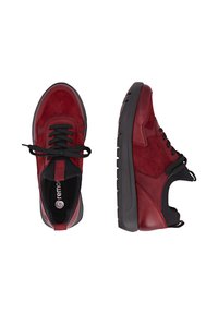 Rote Wildleder- und Ledersneaker mit schwarzen Schnürsenkeln, einem gepolsterten Kragen und einer strukturierten Gummisohle. Mit einem Logo auf der Zunge und der Seite.