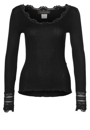 Svart ribbad långärmad topp med en scallop-lace halsringning och spetsdetaljer vid ärmsluten. Figursytt med en lätt hög-låg nederkant.