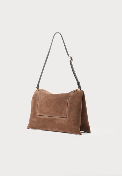 Geantă maro din suede, cu un design structurat, având un buzunar frontal rectangular și o curea de umăr din piele neagră cu accesorii aurii.