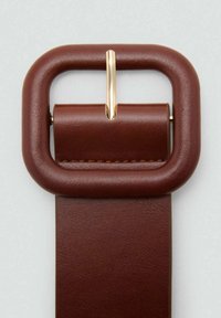 Bruine leren riem met een brede, ronde gesp en een gouden metalen pin. Glad oppervlak met zichtbare stiksels langs de randen.