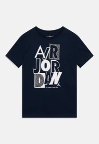 Námorní modré bavlněné tričko s výraznou grafikou "AIR JORDAN" v bílých a šedých odstínech, kulatým výstřihem a krátkými rukávy.